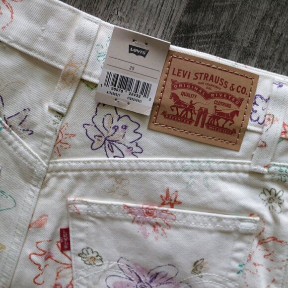 NWT Levi's High Rise Relaxed Mom Cream Denim Jean Shorts Space Doodle - Picture 7 of 16